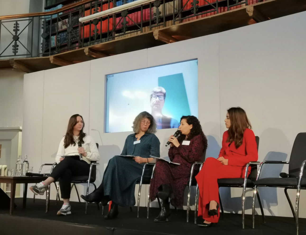 Alisha collaborating with team